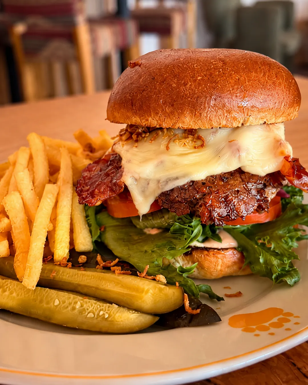 Hamburgare med ost, pommes och saltgurka