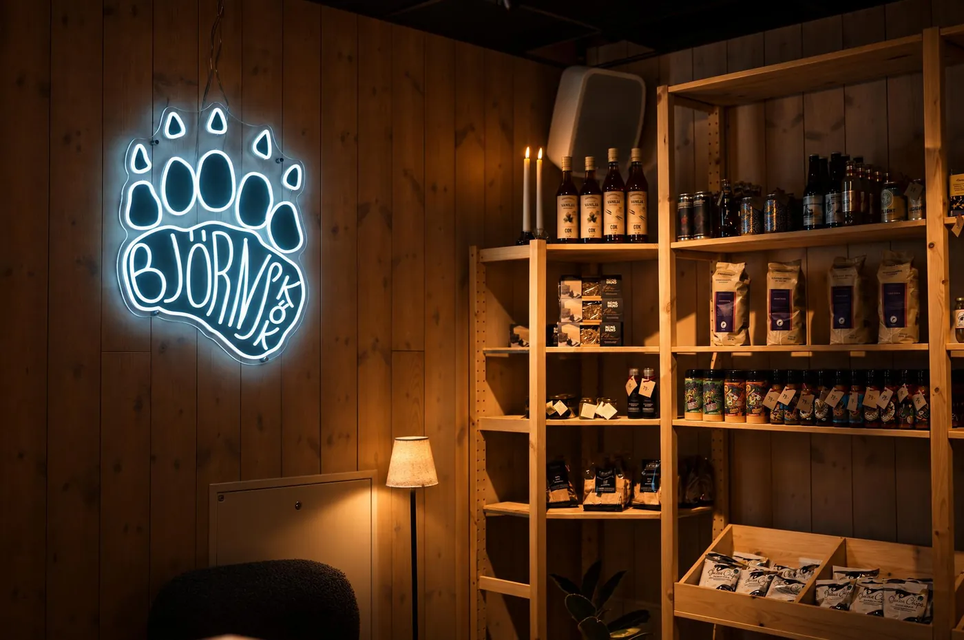 Tassen i neon på väggen och hyllorna i restaurangen