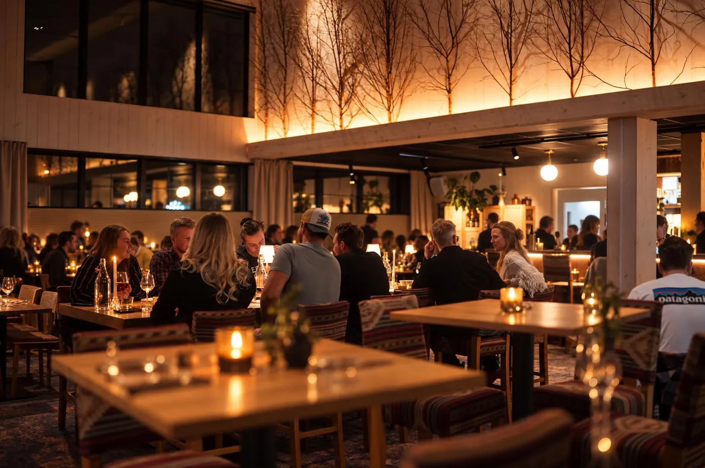 Kväll med gäster vid borden och baren i bakgrunden