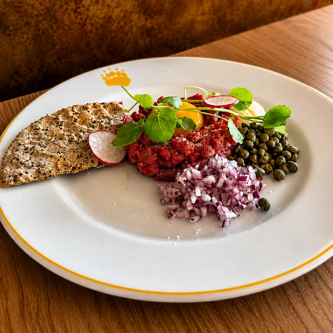 Råbiff med kapris, rödlök och knäcke
