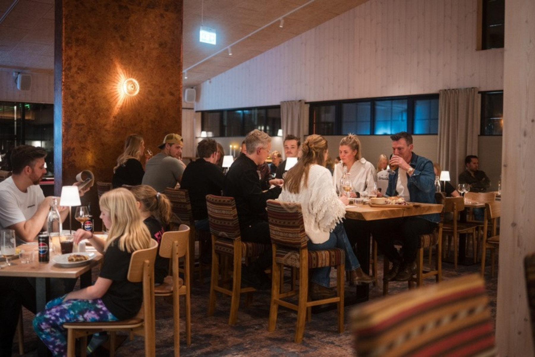 Gäster äter middag i restaurangen på Björns Kök i Vemdalen